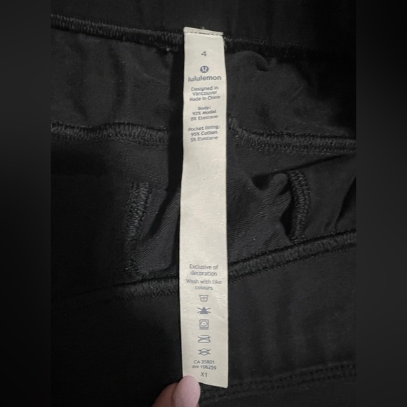 Lululemon Women’s size 4 black joggers - Picture 7 of 7